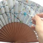 ABANICO  en seda y madera de peral, dibujo de florecillas de colores Talla clásico