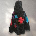 Chaquetón reversible color petroleo con bordado de patch multicolor