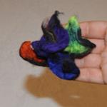 Broche en lana merino, afieltrado a mano