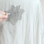 TUNICA ,blusa en gasa de seda, color arena, dibujo de flores en gris