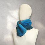 CUELLO, en degrade azul, en lana merino afieltrada, con interior de modal tèrmico, para evitar alergias.