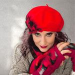 BOINA, rojo, con aplicación de flor negra y roja, en lana fieltro