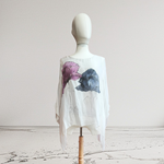 TUNICA ,blusa en gasa de seda, color arena dibujo de flores 