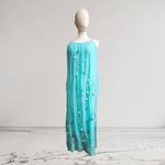  VESTIDO largo,de seda color azul, pintada a mano con florecillas aplicadas