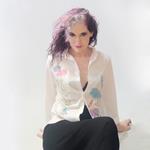 BLUSA camisera, color blanco, dibujo de flor y mariposa, en viscosa, manga larga