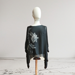 TUNICA ,blusa en gasa de seda, color negro con flores pintadas a mano