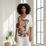 CAMISETA, PULL, color blanco  con dibujo en contraste multicolor