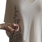 CAMISETA, PULL, color blanco con dibujo de helechos, en viscosa, lino, escote en pico, manga corta