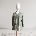 CHAQUETA , color verde musgo, pintada a mano con rameado. en sarga plana