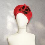 BOINA, rojo, con aplicación de flor negra y roja, en lana fieltro