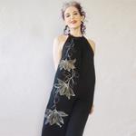 VESTIDO, sin manga, color negro, dibujo de flor blanca, en seda modal
