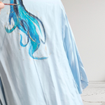 BLUSA japo, color celeste, marina pintado a mano, en viscosa saten, manga japonesa