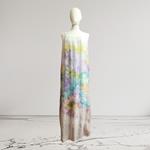  VESTIDO largo,de seda color blanco, pintada a mano con sibori