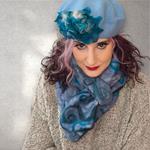 CUELLO, asimetrico en tono azul diseño de espirales, en lana merino afieltrada, con interior de modal tèrmico, para evitar alergias.