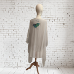 TUNICA ,blusa, vestido en gasa de seda, color gris piedra con dibujo de flores azules