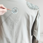 CHAQUETA , color BEIG, pintada a mano con circulos. en sarga plana