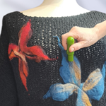 JERSEY, PULL, con hilo de fantasía color negro con mariposas de lana enfientrada en aplicación