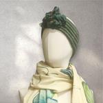 TURBANTE tipo cinta de color verde musgo con flor verde de lana fieltro
