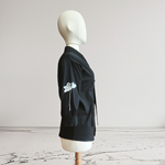CHAQUETA , color negro, pintada a mano con flor. en sarga plana