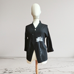 CHAQUETA , color negro, pintada a mano con flor. en sarga plana