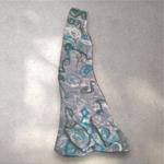 CUELLO, asimetrico en tono azul diseño de espirales, en lana merino afieltrada, con interior de modal tèrmico, para evitar alergias.