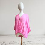 BLUSA japo, color fusia, dibujo de florecillas, en viscosa saten, manga japonesa