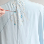 BLUSA japo, color celeste, dibujo de florecillas, en viscosa saten, manga japonesa
