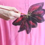 BLUSA japo color fusia, dibujo de flores, en viscosa saten
