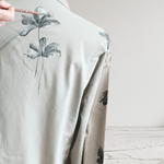 CHAQUETA , color BEIG, pintada a mano con flores. en sarga plana