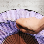 ABANICO  en seda y madera de peral, dibujo de gran flor en morado Talla clásico