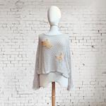 CAMISETA, PULL, calado color arena con aplicación bordada de mariposa y hoja 