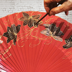 ABANICO semipericón, color rojo, dibujo de flor blanca y negra, en madera lacada , tamaño grande