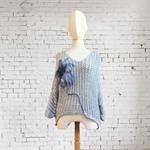 CAMISETA, PULL, calado color azul con aplicación bordada flor en lana enfieltrada