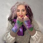 MITON, beig con patch bordado en lana merino en tono verde y morado