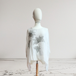 TUNICA ,blusa en gasa de seda, color arena, dibujo de flores en gris