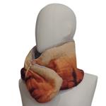 CUELLO, en tono de naranja a marrón en degradado, en lana merino afieltrada, con interior de modal tèrmico, para evitar alergias.