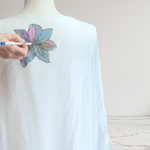 TUNICA ,blusa en gasa de seda, color blanco dibujo de flores en azul