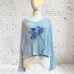CAMISETA, PULL, calado color azul celeste con aplicación bordada de flor 