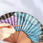 ABANICO  en seda y madera de peral, pintado a mano con flor azul y morada. Talla clásico