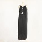 VESTIDO, sin manga, color negro, dibujo de flor blanca, en seda modal