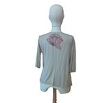 CAMISETA, PULL, color beig  con dibujo de flor roja, escote en pico, manga francesa