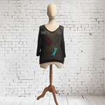 CAMISETA, PULL, calado color negro con aplicación bordada de libelulas en lanaenfieltrada, escote en pico, manga francesa