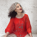 TUNICA ,blusa en gasa de seda, color rojo dibujo de florecillas y mariposas