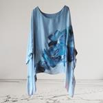 TUNICA ,blusa en gasa de seda, color azul empolvado, dibujo de flores 