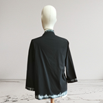 CHAQUETA , color negro, pintada a mano con pinceladas desiguales. en sarga plana