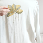 BLUSA camisa, color crudo, dibujo de flores, en viscosa saten