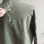 CHAQUETA , color verde musgo, pintada a mano con rameado. en sarga plana