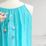  VESTIDO largo,de seda color azul, pintada a mano con florecillas aplicadas