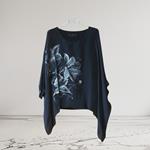 TUNICA ,blusa en gasa de seda, color azul oscuro, dibujo de flores blancas