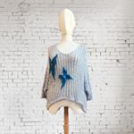 CAMISETA, PULL, calado color celeste con aplicación bordada de mariposa en lana enfieltrada